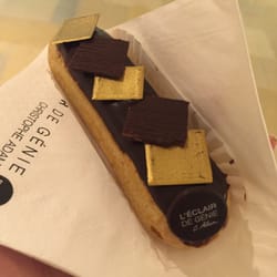 L'eclair De Genie - Dark chocolate eclair on the run, didn't give me a box so I just ate it as I walked along.....