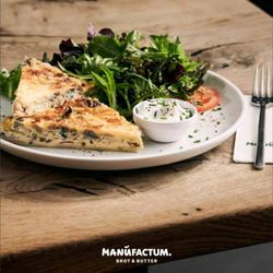 Manufactum Brot & Butter - All unsere Salate verfeinern wir mit knusprigen Croutons, frisch aus unserem Steinbackofen.