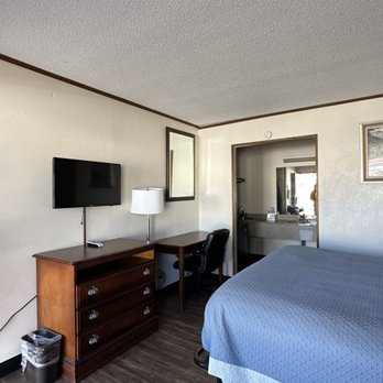 Carolina Lodge - 1 King Bedroom

Microwave And Refrigerator
Wi-Fi
TV Provider - Direct TV - Hotels Near Me - Hampton, South Carolina