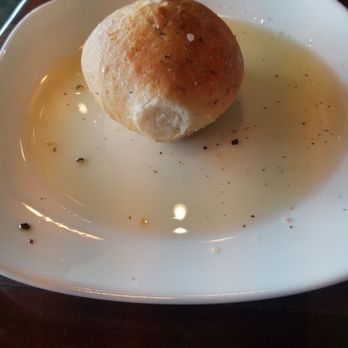 Shadows on the Hudson - Ciabatta bread dipped in olive oil with peppercorn very tasty - New American Near Me - Poughkeepsie, New York