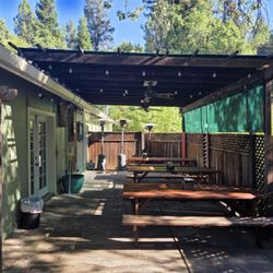 Cobb Mountain Pizza - Back patio