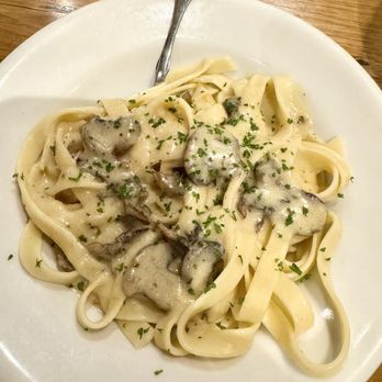 Olive Garden Italian Restaurant - Fettuccine with creamy mushroom sauce - Italian Near Me - Oxnard, California