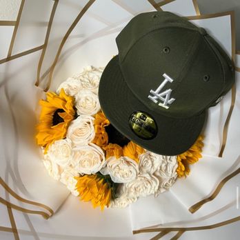 Blooming Boutique - -30 rose bouquet
-5 sunflowers - Floral Designers Near Me Blooming Boutique - -30 rose bouquet
-5 sunflowers - Floral Designers Near Me