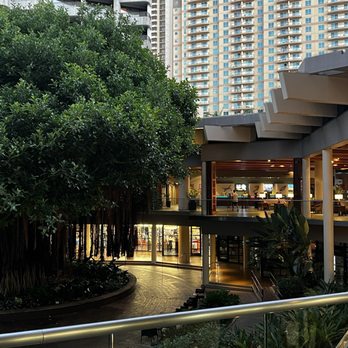 Hale Koa Hotel - hale koa reception area and Shoppette (PX/BX). - Hotels Near Me - Honolulu, Hawaii