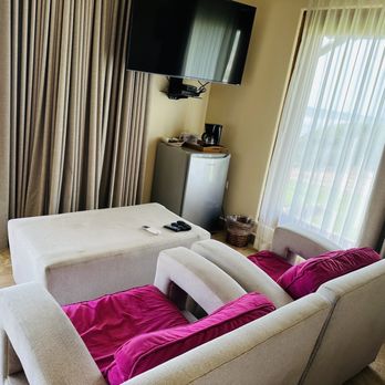 Cardon Surf Resort - Tv seating area with mini fridge - Resorts Near Me - La Cruz, SIN