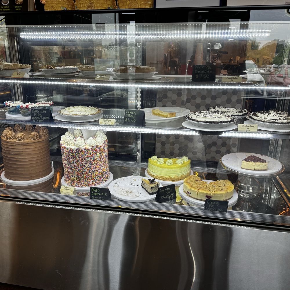 Beeliner Diner - Dessert case - Breakfast & Brunch Near Me - Alexandria, Virginia
