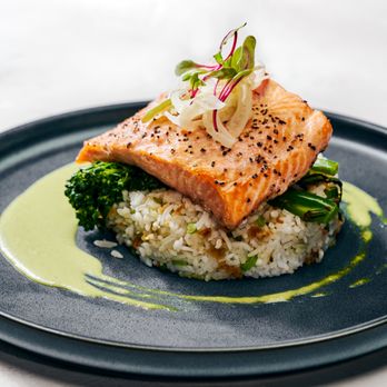 Earls Kitchen + Bar - Canadian (New) Near Me - Penticton, British Columbia
