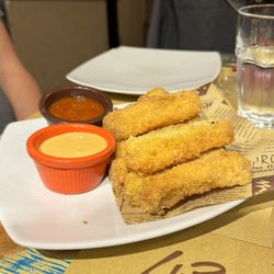 Ristorante 433 Roma - Pane Fritto 433 w. sauces (fried bread) - literally fried bread w. a salsa-y & cheese sauce