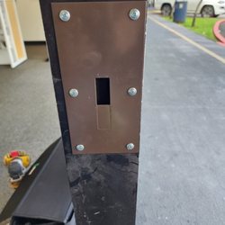 Affordable Locksmith Hawaii - Repaired a glass storefront door that had been vandalized