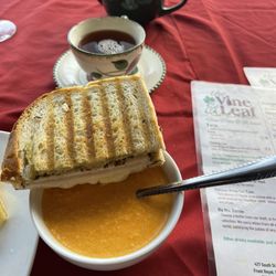 The Vine and Leaf - Turkey pesto sandwich, lobster bisque and Chai tea.