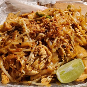 Tom Yum Goong - Chicken pad thai - Thai Near Me - Vacaville Ca, California Tom Yum Goong - Chicken pad thai - Thai Near Me - Vacaville Ca, California
