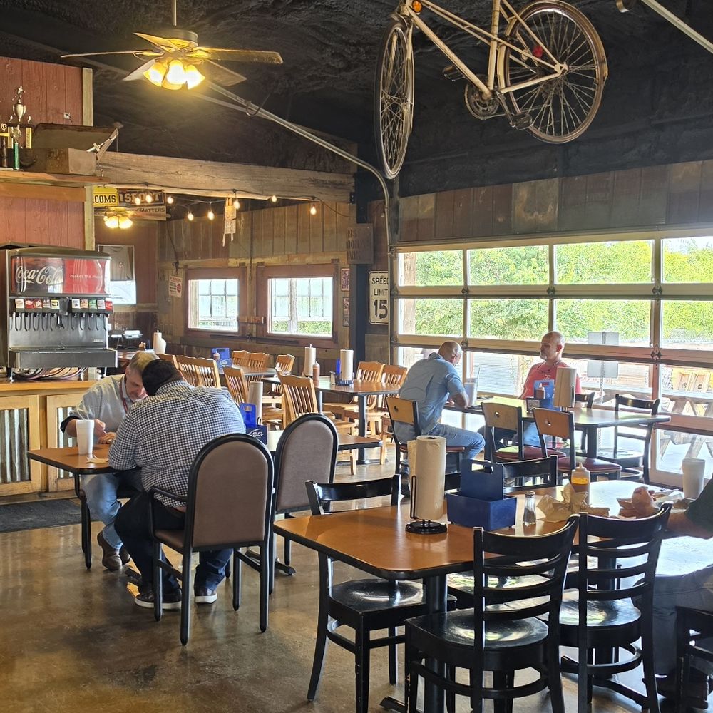 Coach's Smoke - McGregor - Indoor Dining - Barbeque Near Me - McGregor, Texas