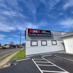 RNR Tire Express - Roanoke - Signs are up!