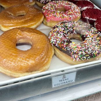 Randy's Donuts - Donuts Near Me - Riverside, California