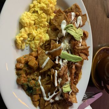 Café Love - Chilaquiles rojos con pollo - Cafeteria Near Me - Tijuana, BCN Café Love - Chilaquiles rojos con pollo - Cafeteria Near Me - Tijuana, BCN