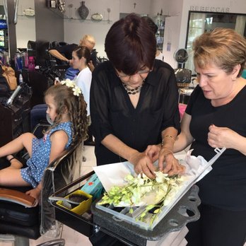 Rebecca's Personal Touch - Seleccionando las flores naturales que adornaran los peinados. - Hair Salons Near Me - Miami, Florida Rebecca's Personal Touch - Seleccionando las flores naturales que adornaran los peinados. - Hair Salons Near Me - Miami, Florida