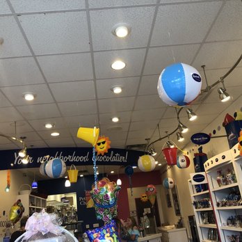 Peterbrooke Chocolatier Oakleaf - fun seasonal themes, even on the ceiling - Desserts Near Me - Jacksonville, Florida