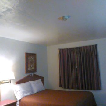 Shady Oaks Motel - Not the most modern decor, but comfortable and price is right! - Hotels Near Me - Roseburg, Oregon