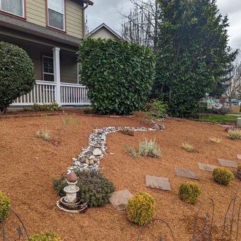 Triple J Landscape - Fresh mulch, trimmed bushes and dead leaves removed. - Landscaping Near Me Triple J Landscape - Fresh mulch, trimmed bushes and dead leaves removed. - Landscaping Near Me