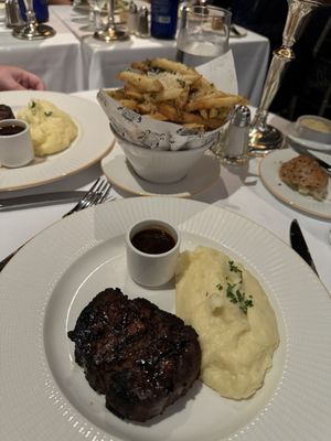 Café Carlyle by null