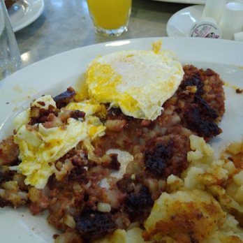 Halfmoon Diner - This was the hash that I was supposed to eat it looks like it was scrapped off the bottom of the pan and served to me. - Diners Near Me - Clifton Park, New York