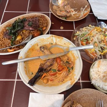 Dalah - Braised Duck Red Curry 10/10 Paya Salad 9/10 Mama noodles 8/10 - Thai Near Me - Pasadena, California