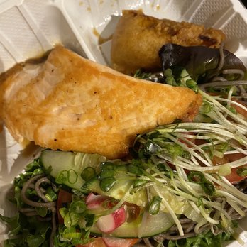 Feast - Salmon soba salad - Hawaiian Near Me - Honolulu, Hawaii Feast - Salmon soba salad - Hawaiian Near Me - Honolulu, Hawaii