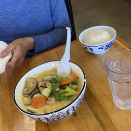 Yellow curry (on the menu as mama mus curry)