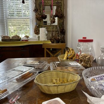 Putnam Lodge - Simple breakfast- help yourself self in a tiny but homey nook - Hotels Near Me - Cross City, Florida Putnam Lodge - Simple breakfast- help yourself self in a tiny but homey nook - Hotels Near Me - Cross City, Florida