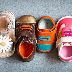 Swap-O-Rama Flea Market - Pequeños zapatos cordero azul chillón, Niños, con extraíble Squeaker, Cabeza ancha (BUSCANOS ST#90)815-2198170