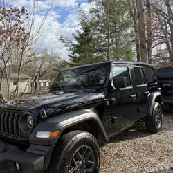 Atlantic Chrysler Jeep Fiat - Happy camper (Jeep)