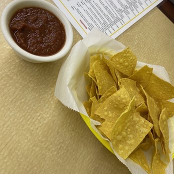 Rosa's Kitchen - a bowl of chips and a bowl of salsa - Mexican Near Me - Scottsboro, Alabama