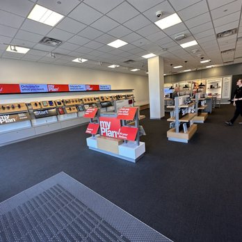 Verizon - The store is big and clean with lists of cool stuff to try and buy. - Mobile Phones Near Me - Littleton, Colorado Verizon - The store is big and clean with lists of cool stuff to try and buy. - Mobile Phones Near Me - Littleton, Colorado