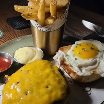 Common Room - American Near Me - Hollywood, Florida