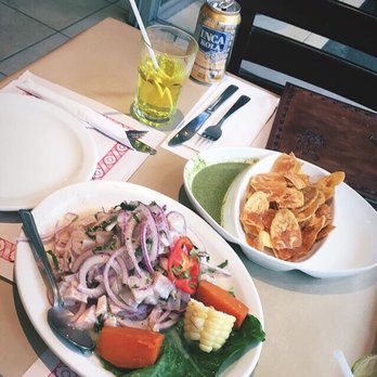 Las Tres Conchitas - two plates of food on a table - Seafood Near Me - Montreal, Quebec Las Tres Conchitas - two plates of food on a table - Seafood Near Me - Montreal, Quebec