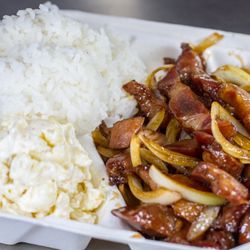 Kaleis Lunchbox - Smoke Meat Plate, slowly smoked tender pork slices with onions, rice, and mac
