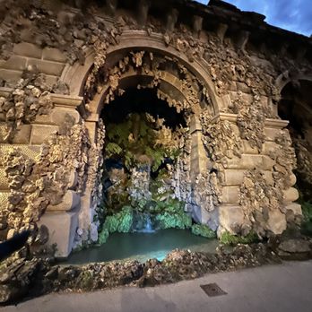 Piazzale Michelangelo - Beautiful fountain on the walk up - Public Plazas Near Me - Florence, FI