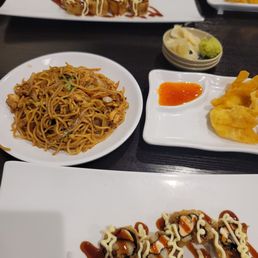 Lo mein and las vegas roll Lo mein and las vegas roll