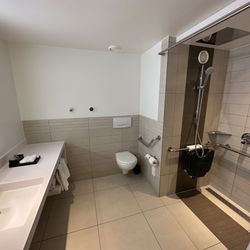 Pullman Paris Centre Bercy - ADA bathroom