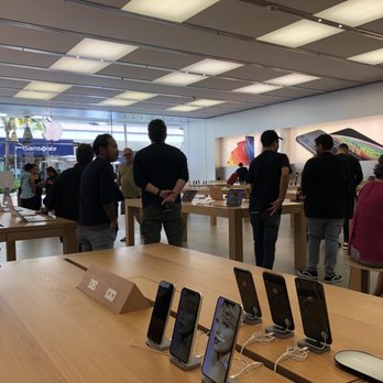 Apple Ala Moana - Lots people but not for actually help - Computers Near Me - Honolulu, Hawaii