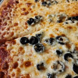 Riverwalk Pizzeria - Lake Forest - Thin, crispy, extra cheese and black olives. Yummy.
