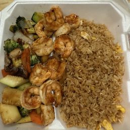 Grilled Teppanyaki shrimp with fried rice and vegetables