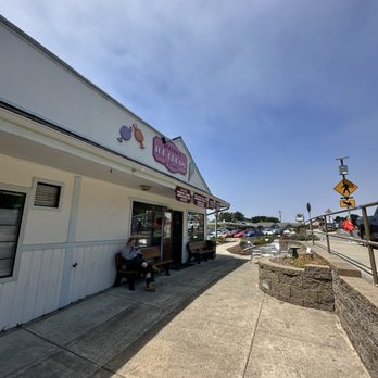 Topper's Ice Cream & Candy - Outside - Candy Stores Near Me - Yachats, Oregon Topper's Ice Cream & Candy - Outside - Candy Stores Near Me - Yachats, Oregon