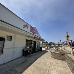 Topper's Ice Cream & Candy - Outside