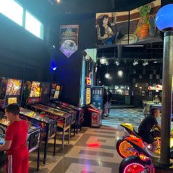 Level Up Arcade - Pinball, retro arcades, pool and more