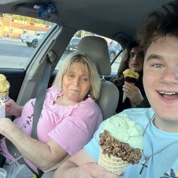 White Cottage - Ice Cream & Frozen Yogurt Near Me - Belleville, Illinois