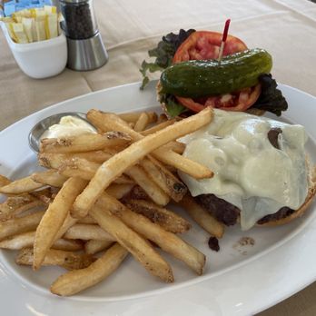 Clyde's Willow Creek Farm - Cheeseburger - New American Near Me - Broadlands, Virginia