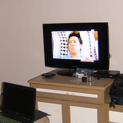 Waterfront Insular Hotel - Mini tv in room and cheap furniture