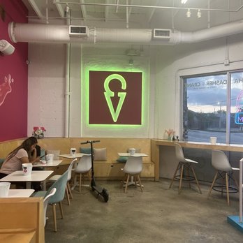 Dasher & Crank - tables to sit - Ice Cream & Frozen Yogurt Near Me - Miami, Florida