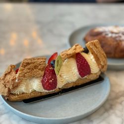 Praliné French Patisserie - Pastry with fruit
